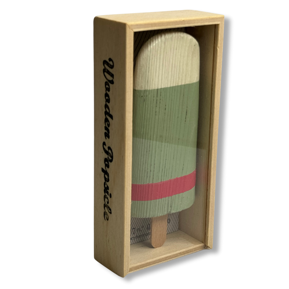 Scatola con scritta 'Wooden Popsicle' e gelato in legno