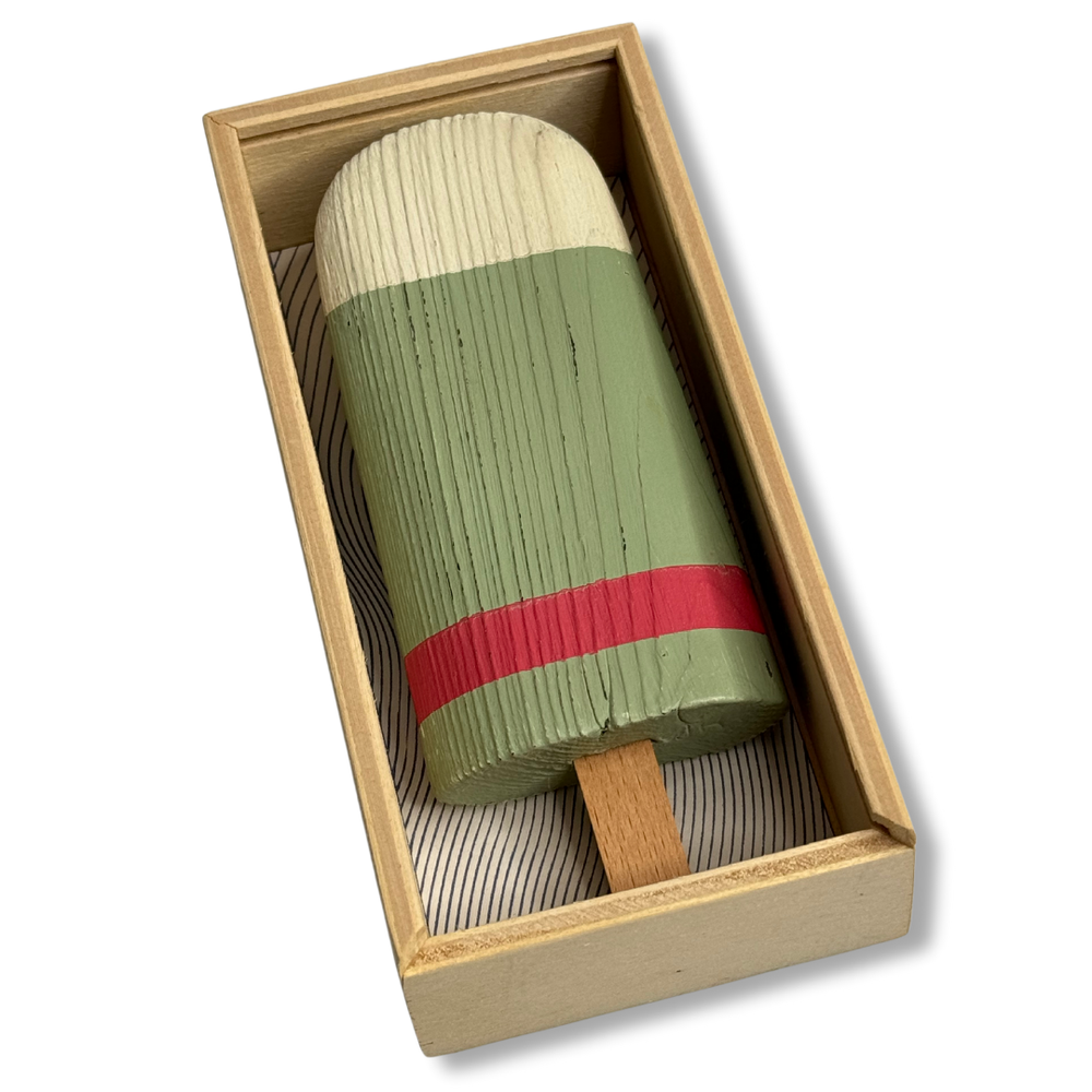 Gelato in legno verde e rosso in scatola aperta