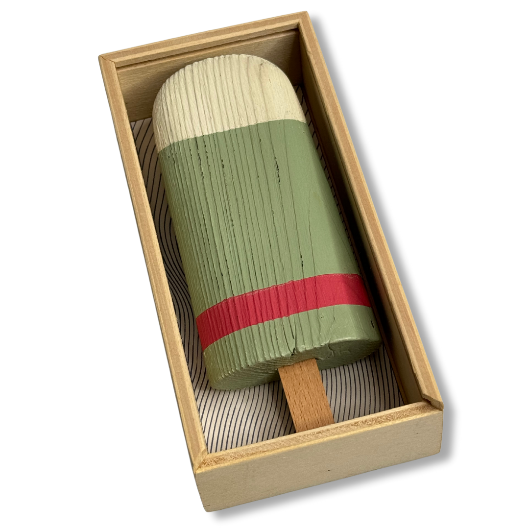 Gelato in legno verde e rosso in scatola aperta