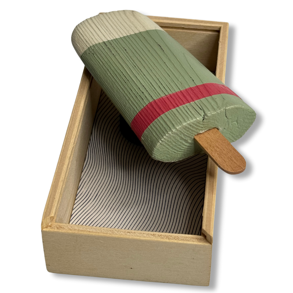 Dettaglio gelato in legno verde e rosso in scatola