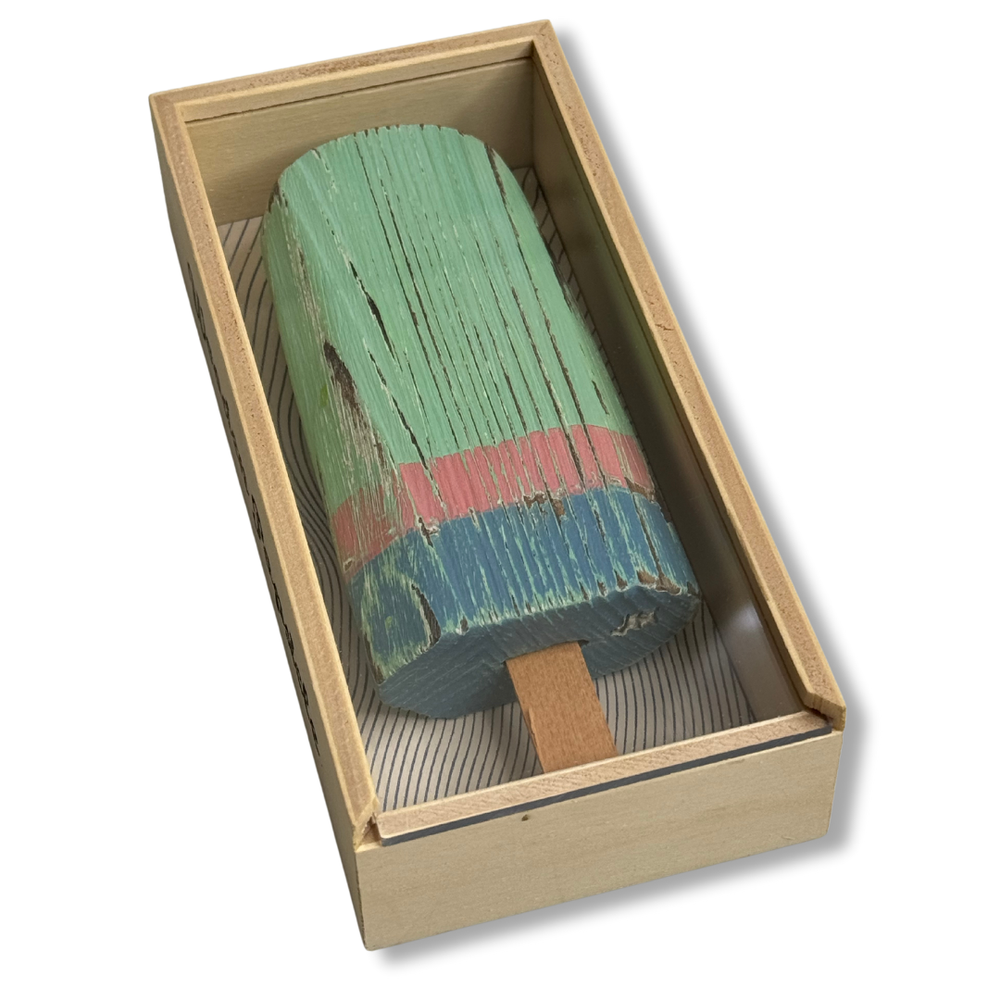 Gelato in legno verde e rosa nella scatola aperta