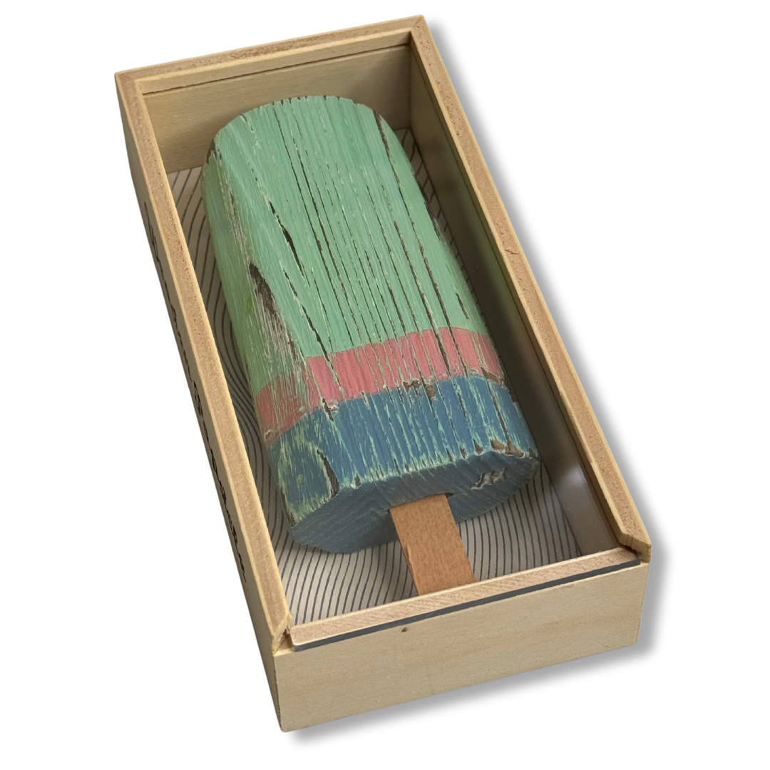 Gelato in legno verde e rosa nella scatola aperta