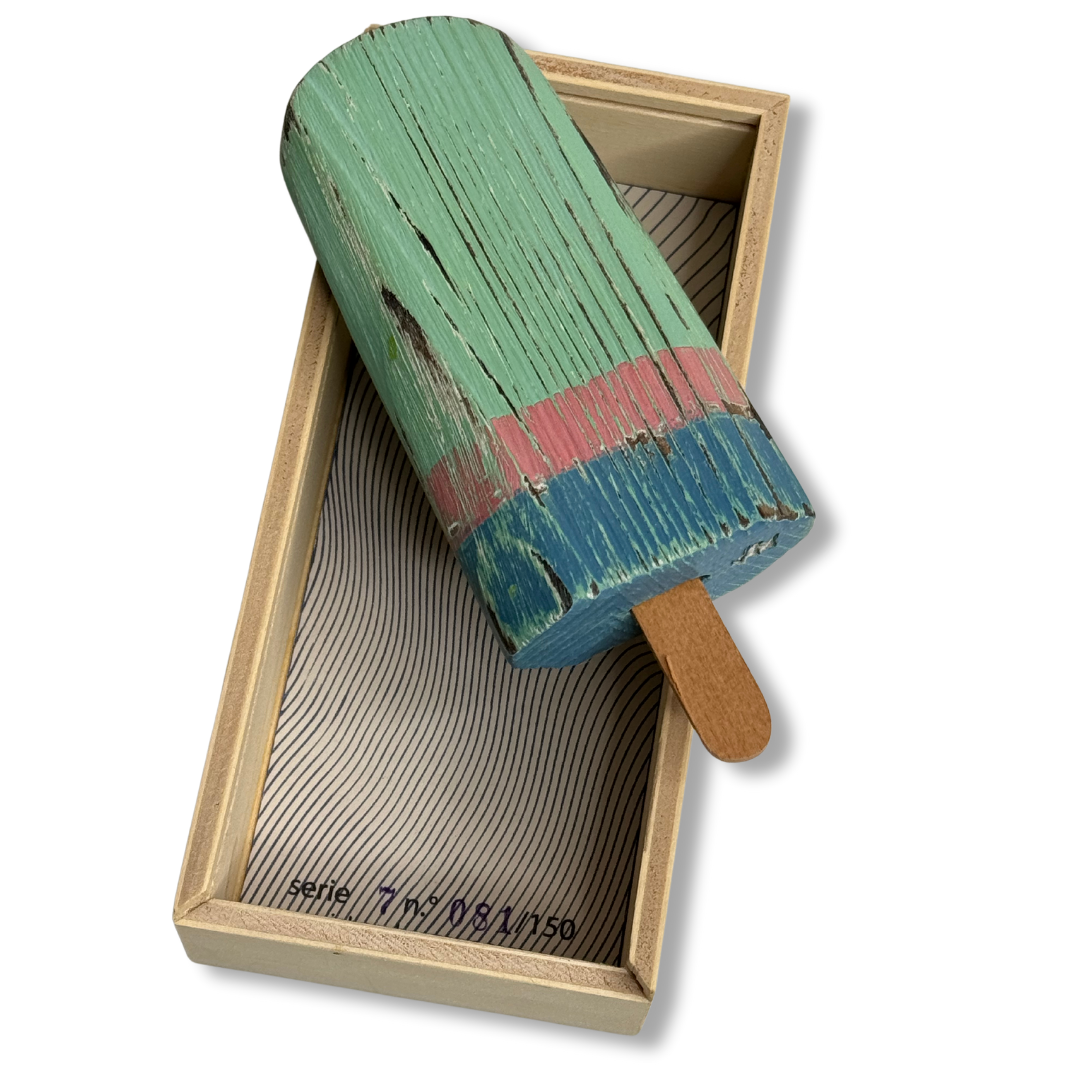 Gelato in legno verde e rosa fuori dalla scatola