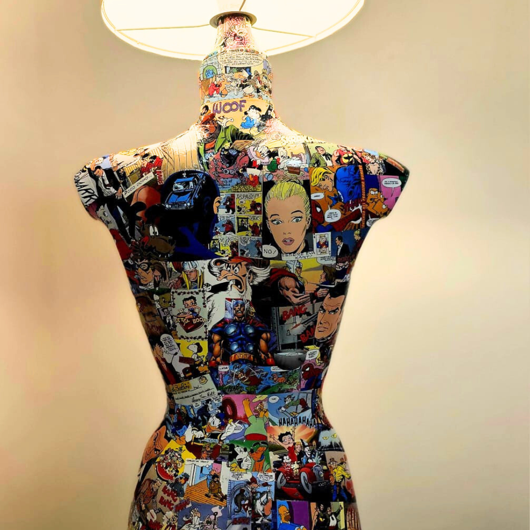 Vista posteriore lampada COMIXLIGHT con fumetti