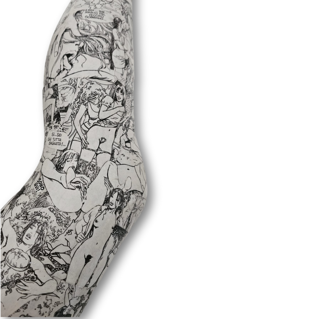 Dettaglio fumetti di Milo Manara su gamba artistica