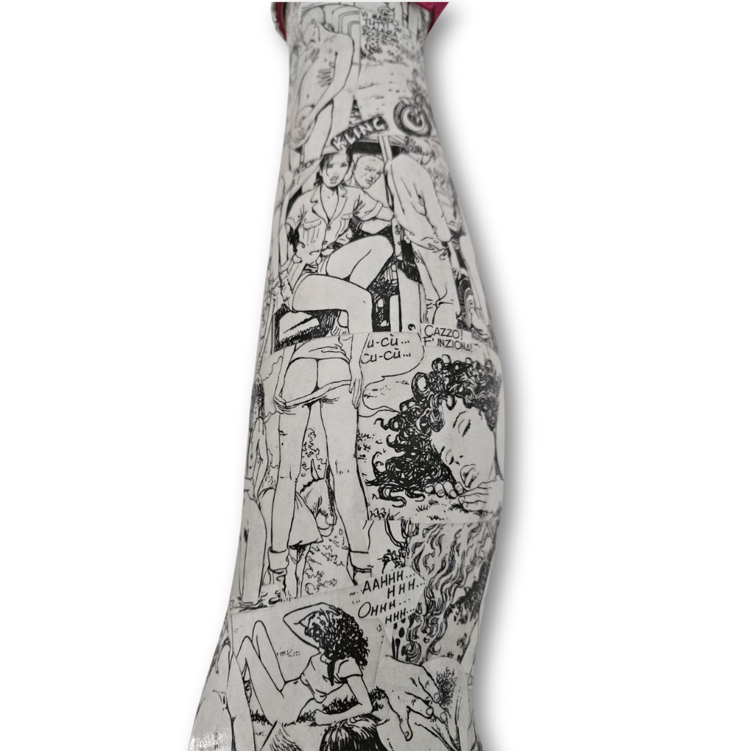 Dettaglio fumetti di Milo Manara su gamba artistica