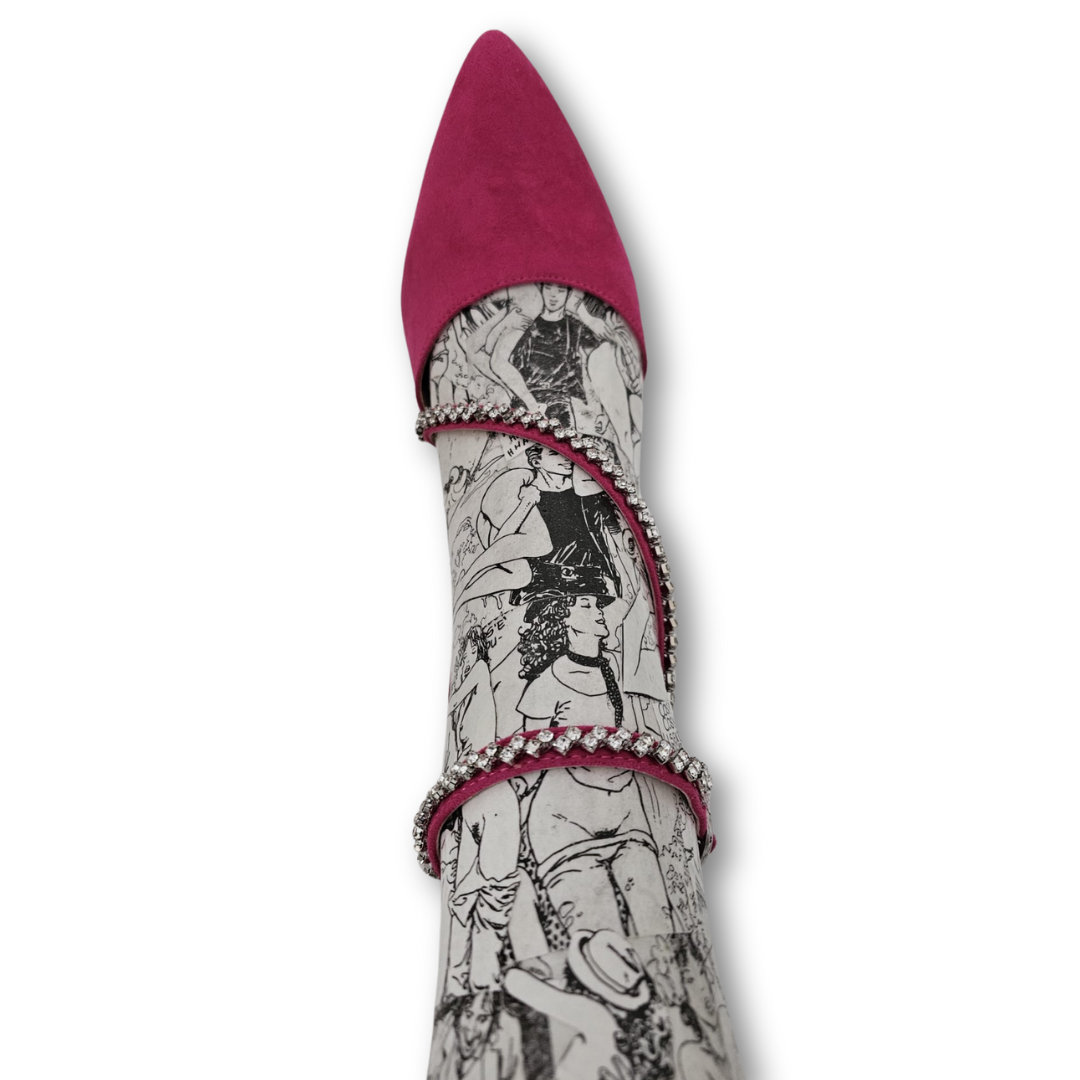 Dettaglio scarpa rosa su gamba con fumetti di Milo Manara