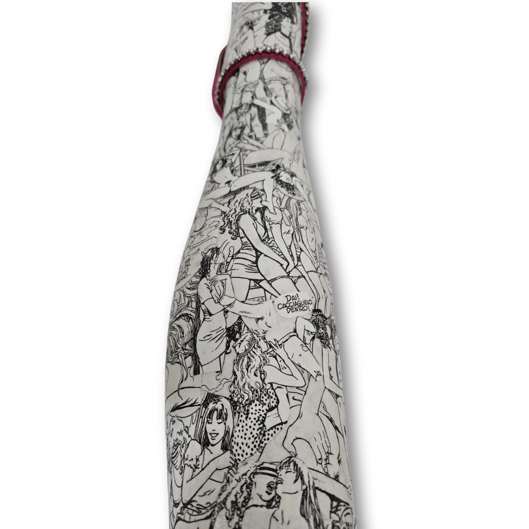 Dettaglio fumetti di Milo Manara su gamba artistica