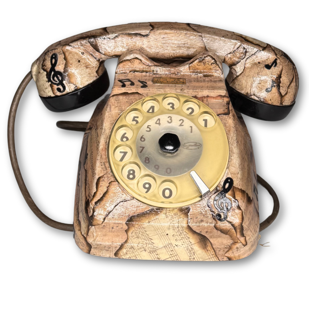 Telefono vintage Siemens 1962 decorato a mano con spartiti musicali autentici bruciacchiati, opera d'arte unica firmata LaBarbini, in vendita su Mycrom Art