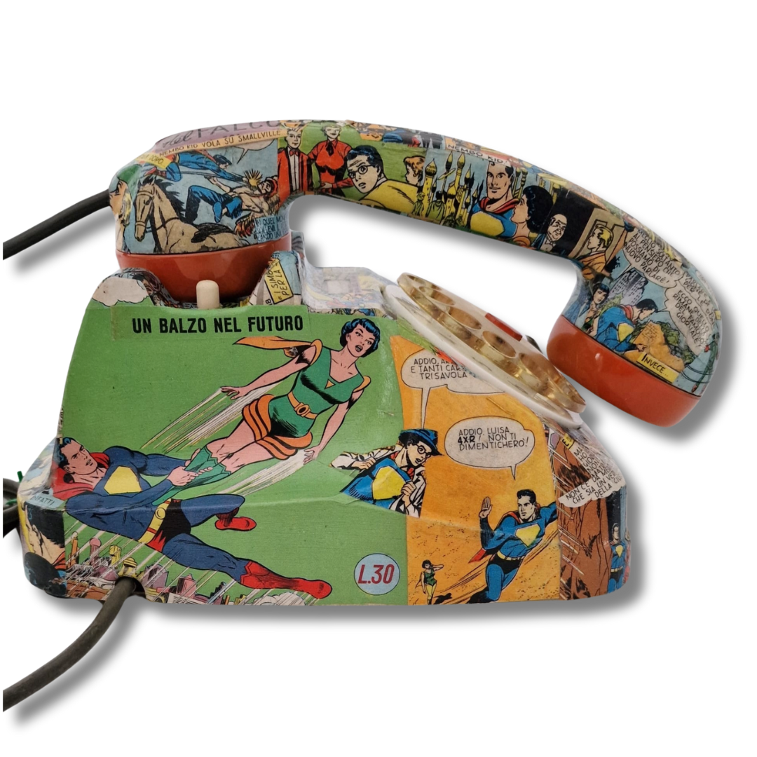 Telefono artistico decorato con fumetti di Nembo Kid - Pezzo unico fatto a mano. Vista lato sx
