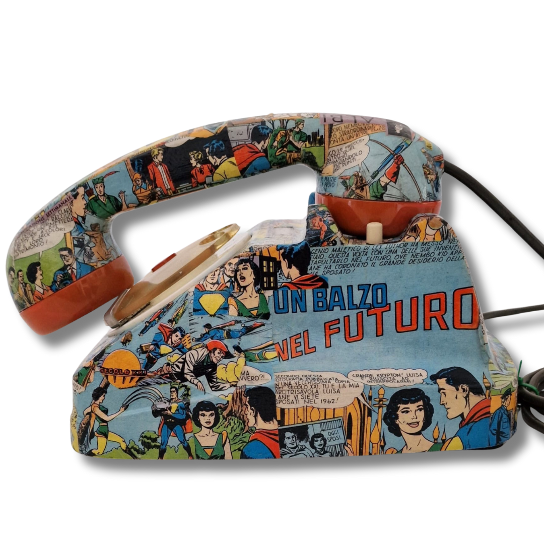 Telefono artistico decorato con fumetti di Nembo Kid - Pezzo unico fatto a mano. Vista lato dx