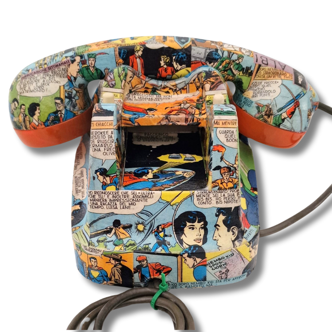 Telefono artistico decorato con fumetti di Nembo Kid - Pezzo unico fatto a mano. Vista posteriore