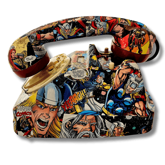 Telefono da collezione con illustrazioni di Thor e fumetti.