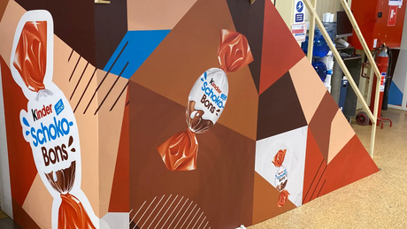 Decorazione parete Kinder Schoko-Bons con design geometrico