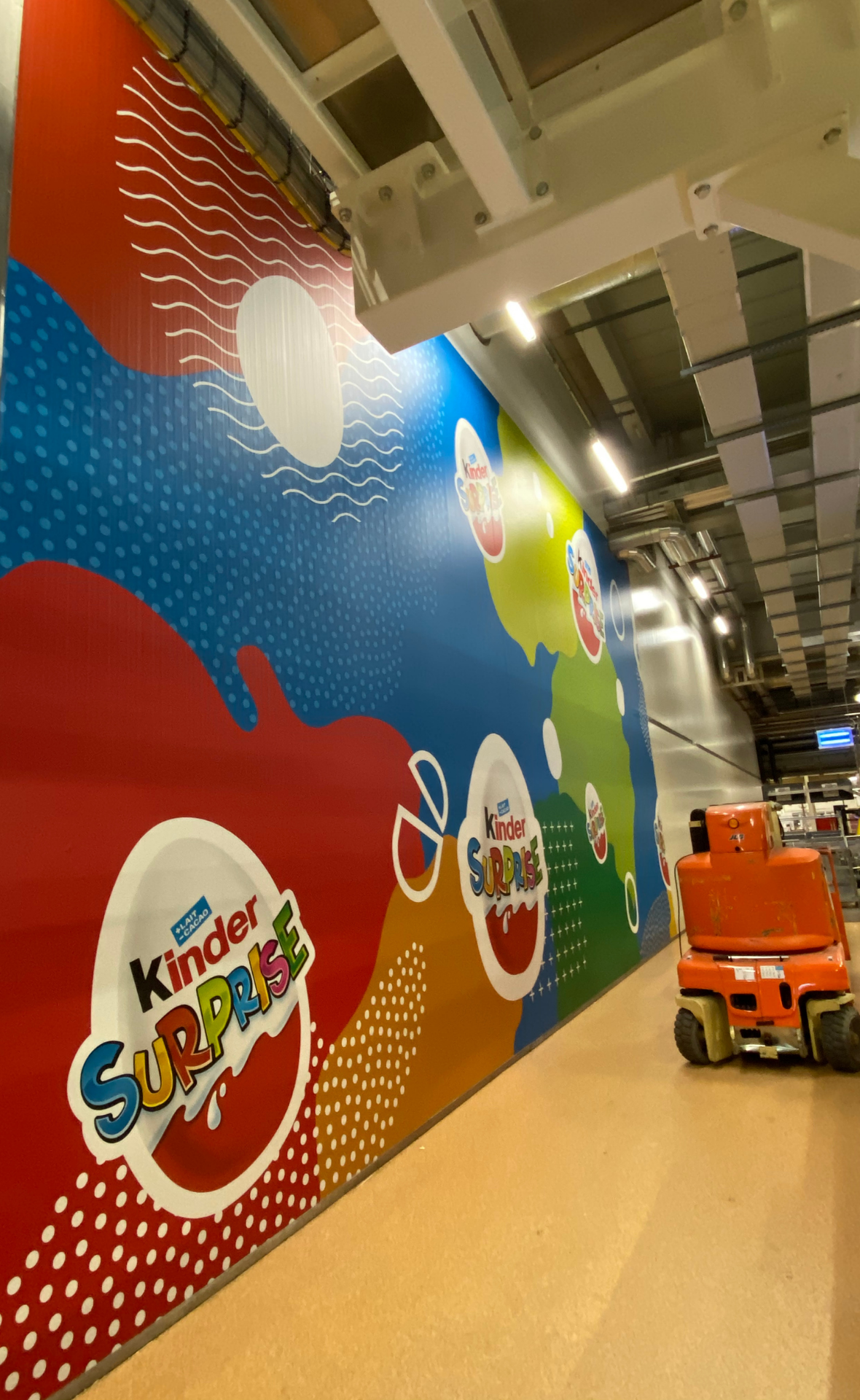 Decorazione murale colorata con logo Kinder Surprise