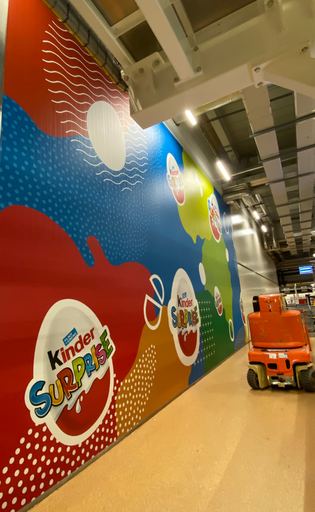 Decorazione murale colorata con logo Kinder Surprise