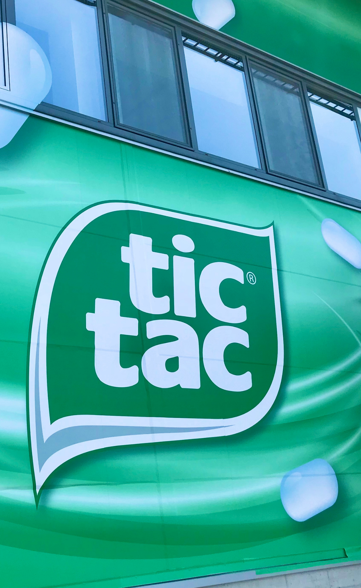 Allestimento facciata con logo Tic Tac su edificio