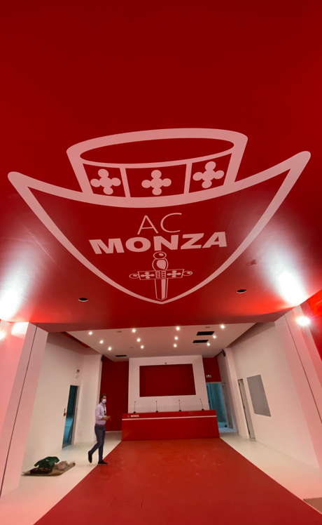Parete rossa con logo AC Monza