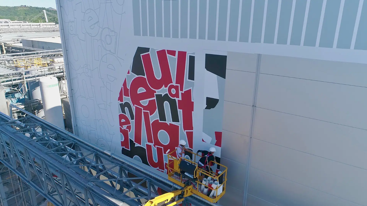 Installazione murale con lettere su edificio