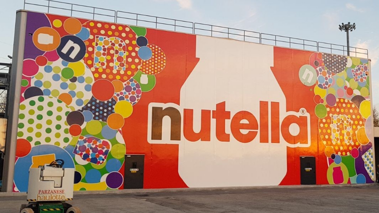 Murale colorato con logo Nutella su capannone