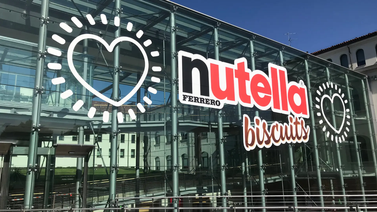 Vetrata con logo Nutella e cuore
