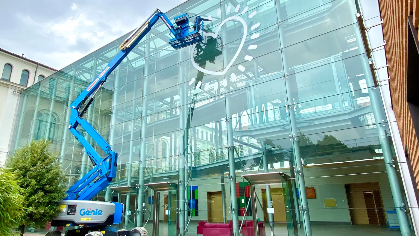 Decorazione esterna su vetro con logo e gru