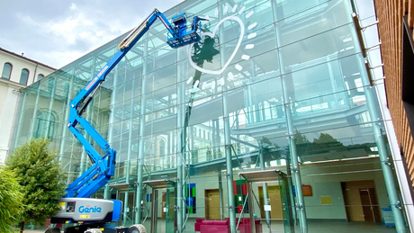 Decorazione esterna su vetro con logo e gru