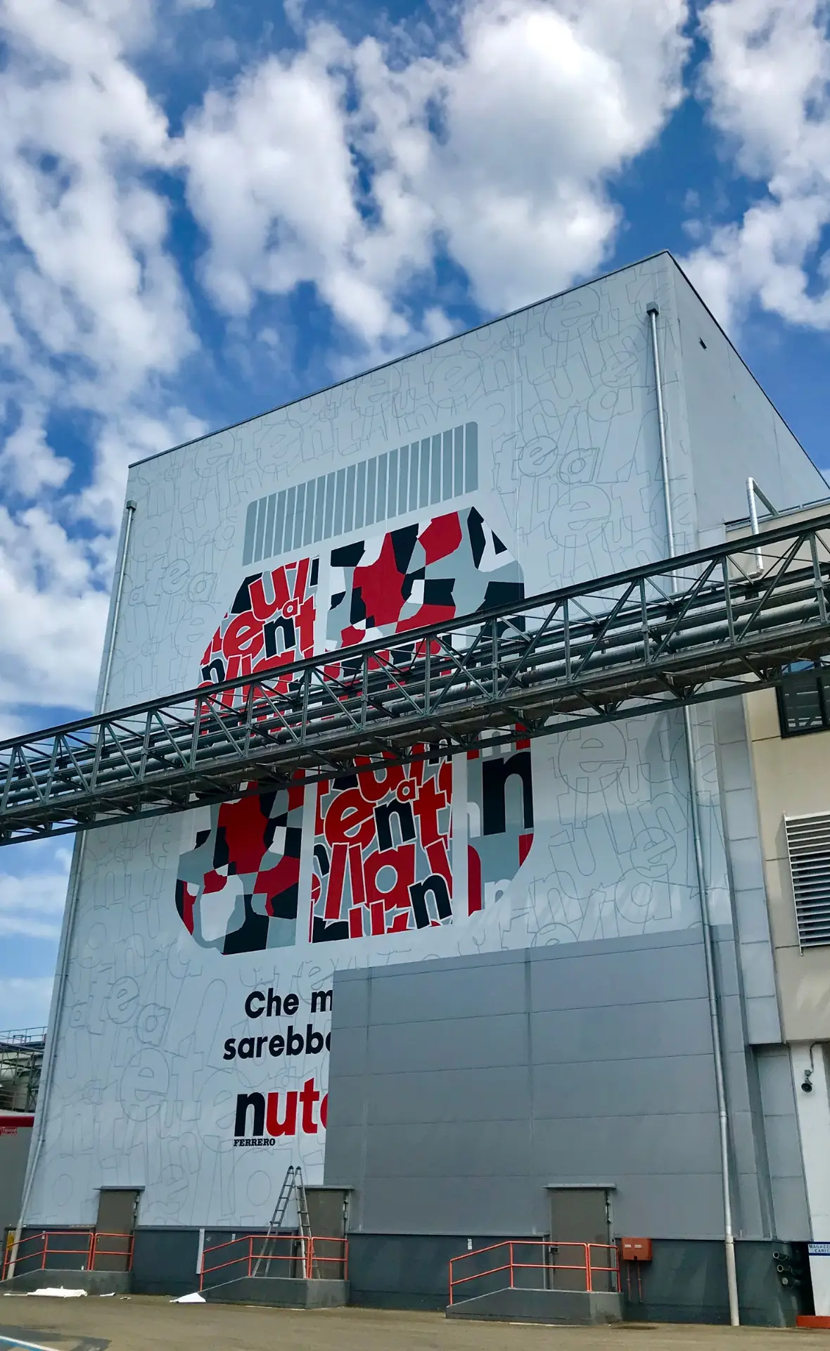 Murale con lettere su edificio industriale