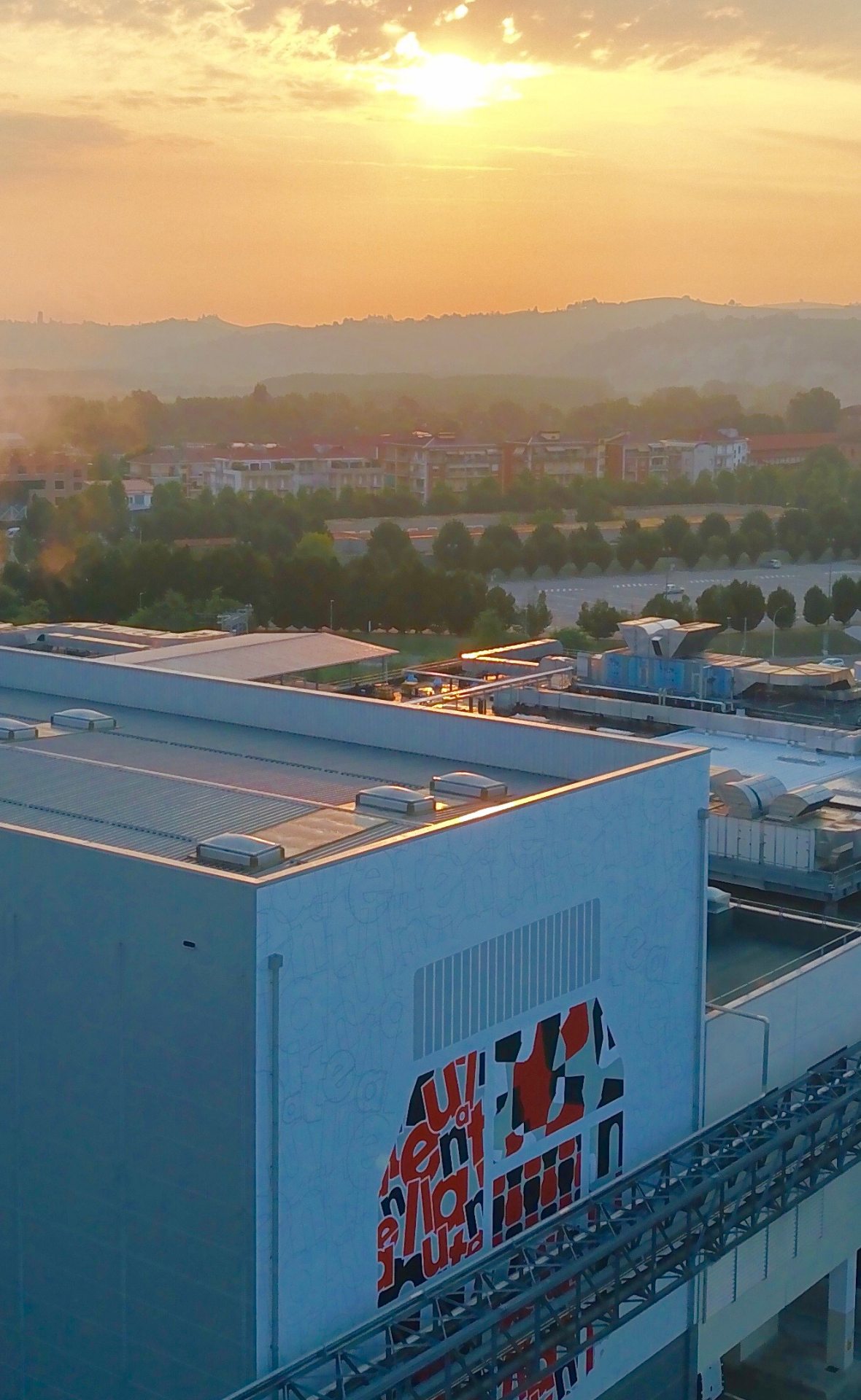 Vista aerea di edificio con murale al tramonto