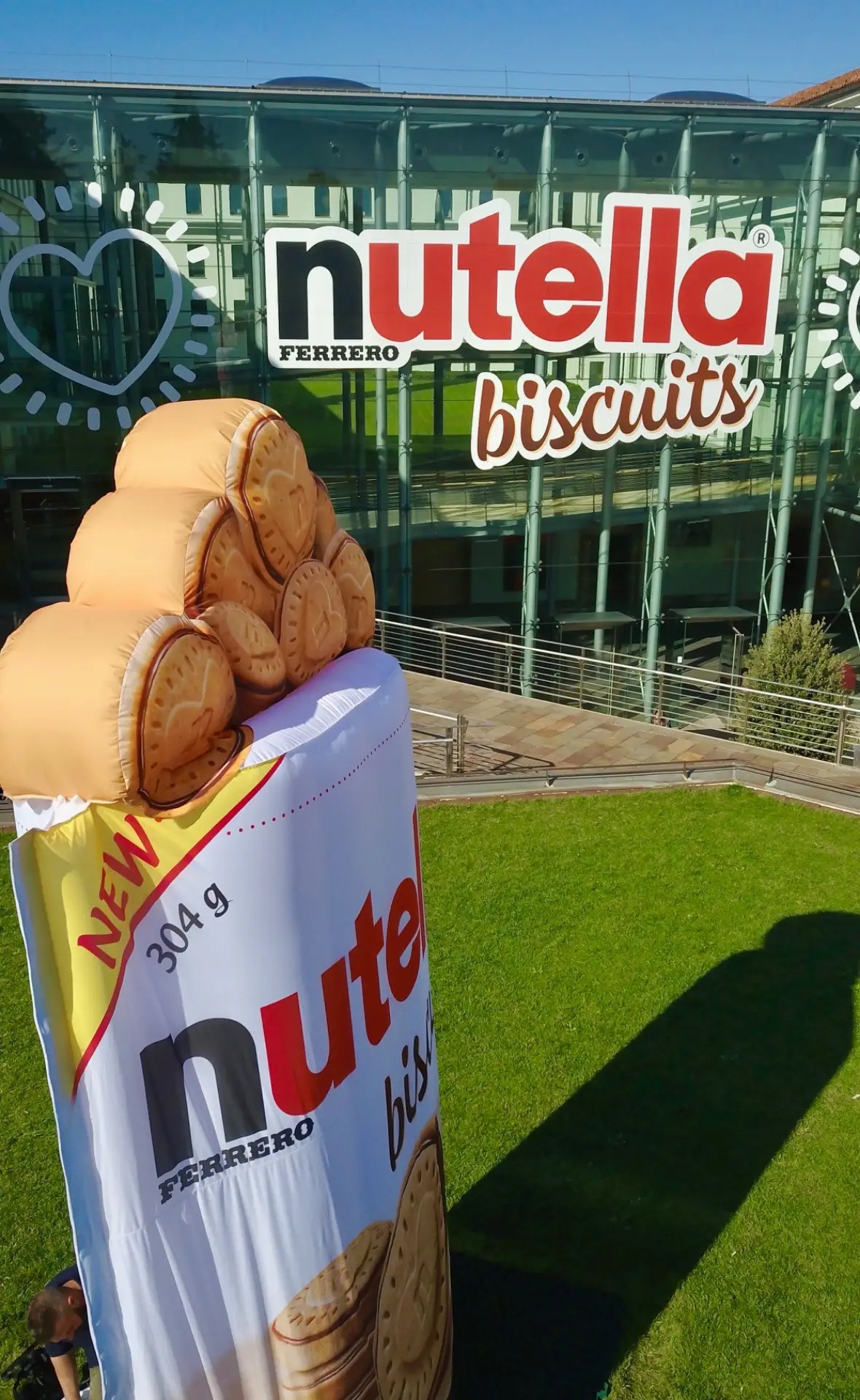 Installazione Nutella Biscuits su prato