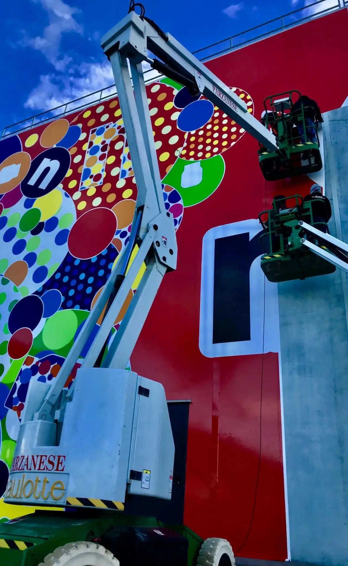 Installazione murale colorato con gru