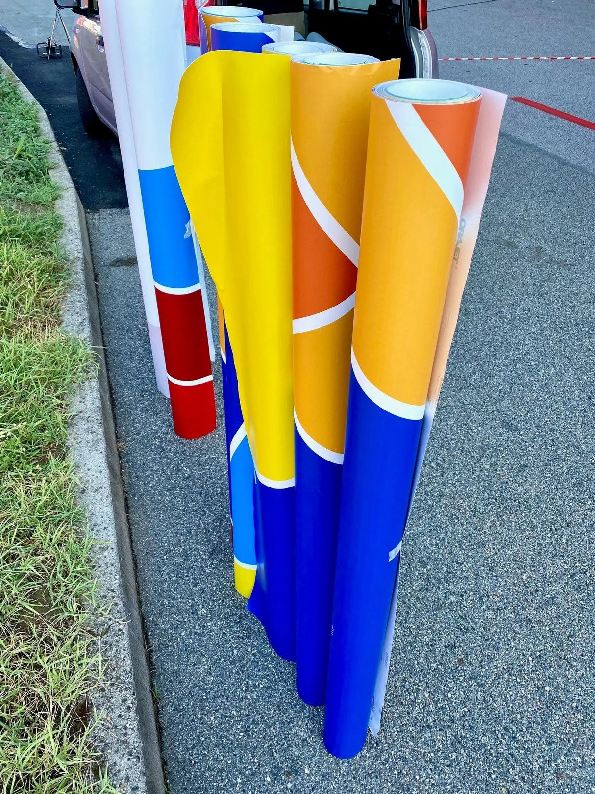 Rotoli di poster colorati su strada