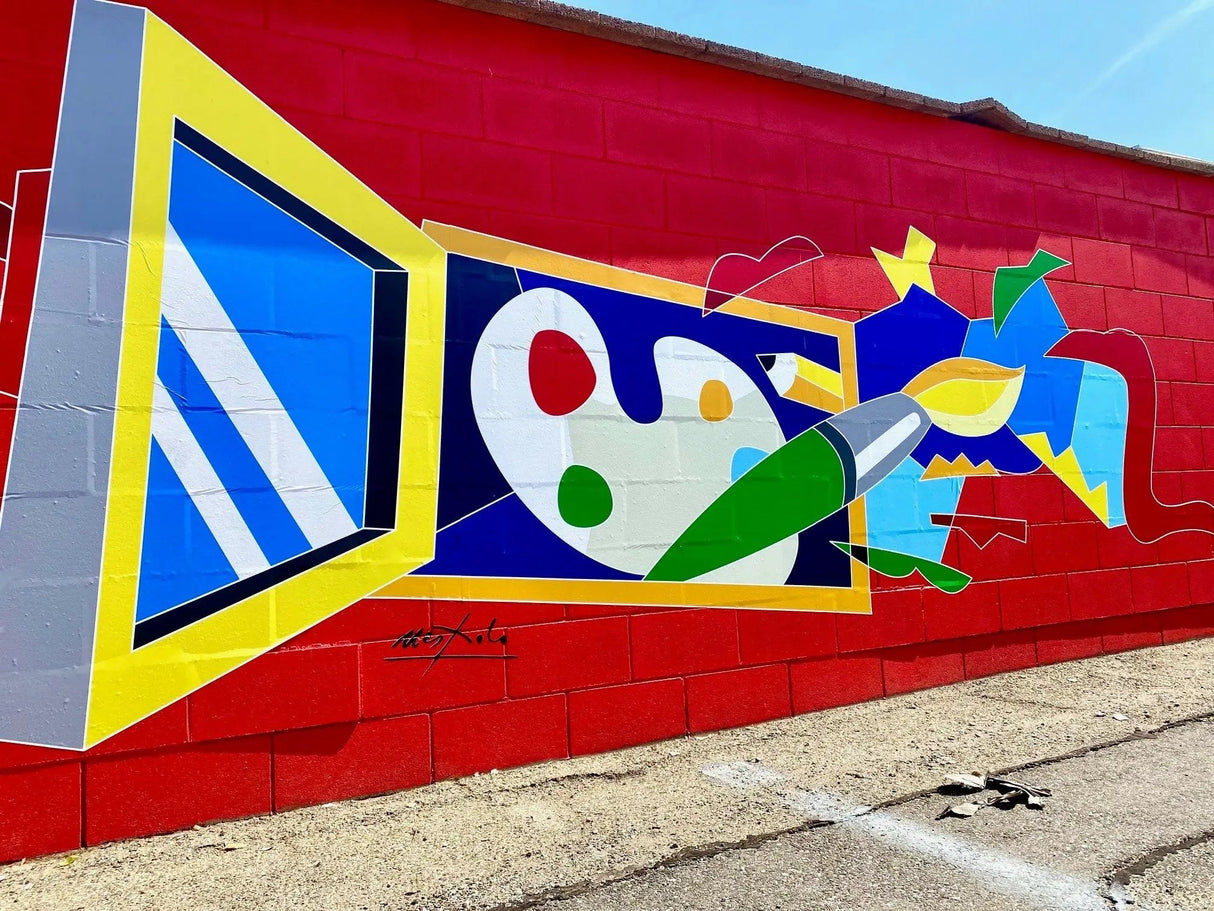 Murale artistico con tavolozza e pennello su muro rosso