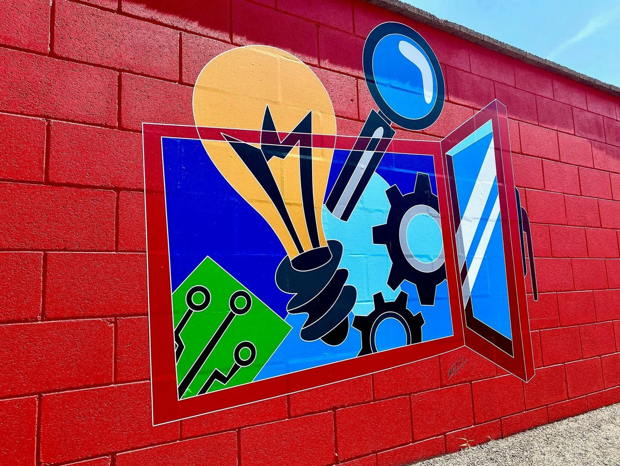 Murale con lampadina e ingranaggi su muro rosso