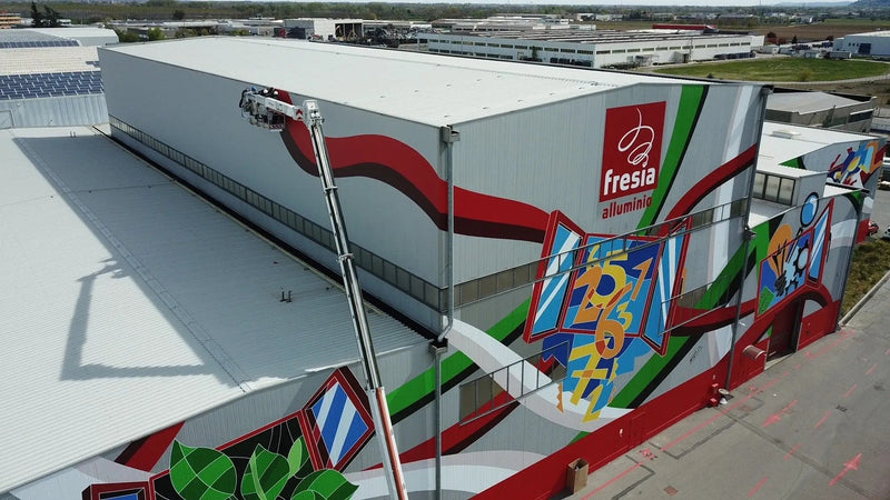 Allestimento facciata Fresia alluminio con murale
