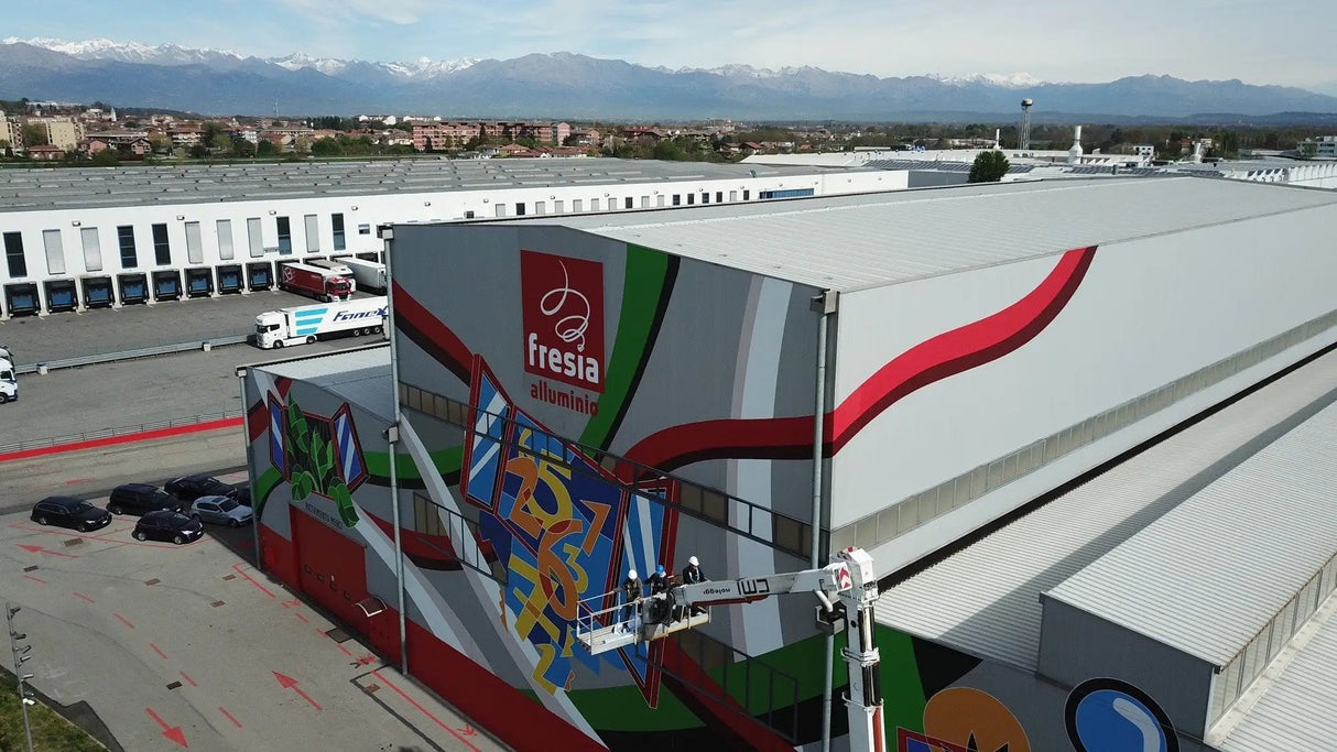 Allestimento facciata Fresia alluminio con murale