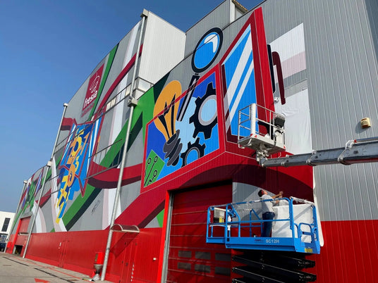 Decorazione esterna con murale su capannone