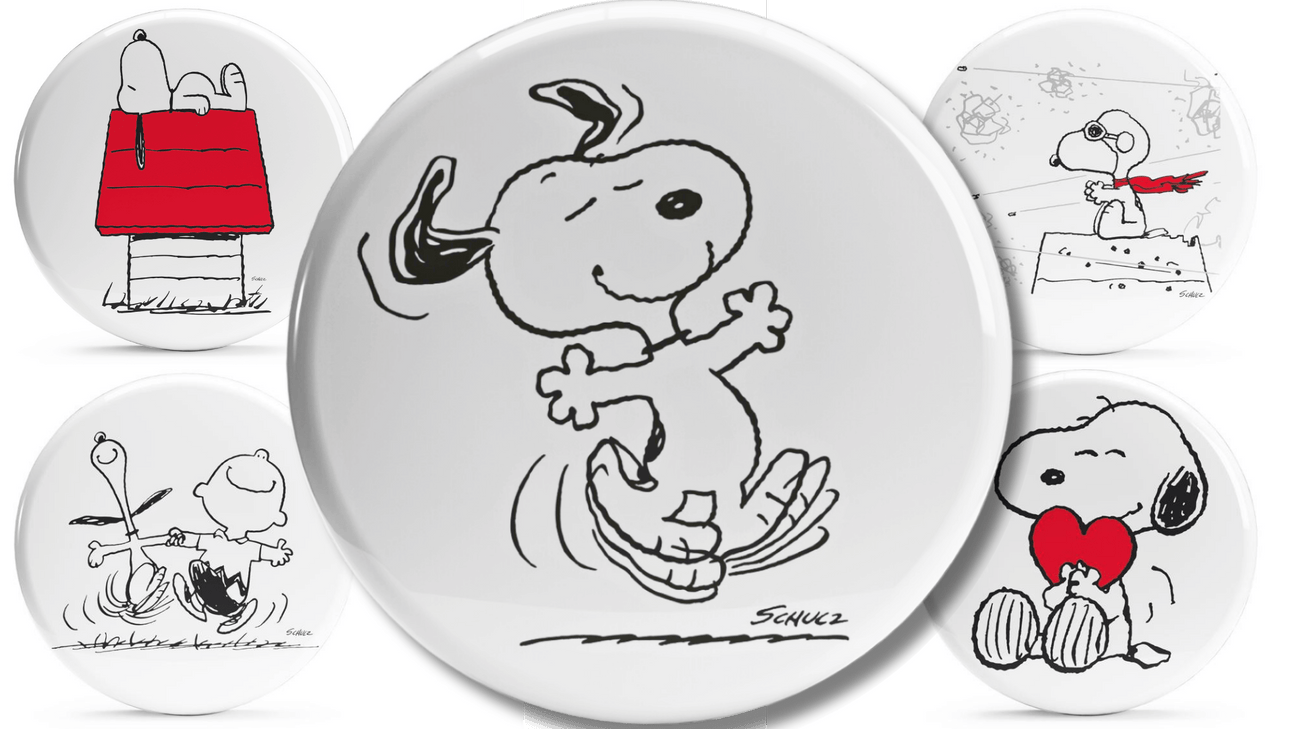 Collezione di bollini Snoopy con illustrazioni di Charles Schulz che raffigurano Snoopy in varie pose iconiche, tra cui abbracciando un cuore, ballando, vestito da aviatore e seduto sulla sua cuccia.