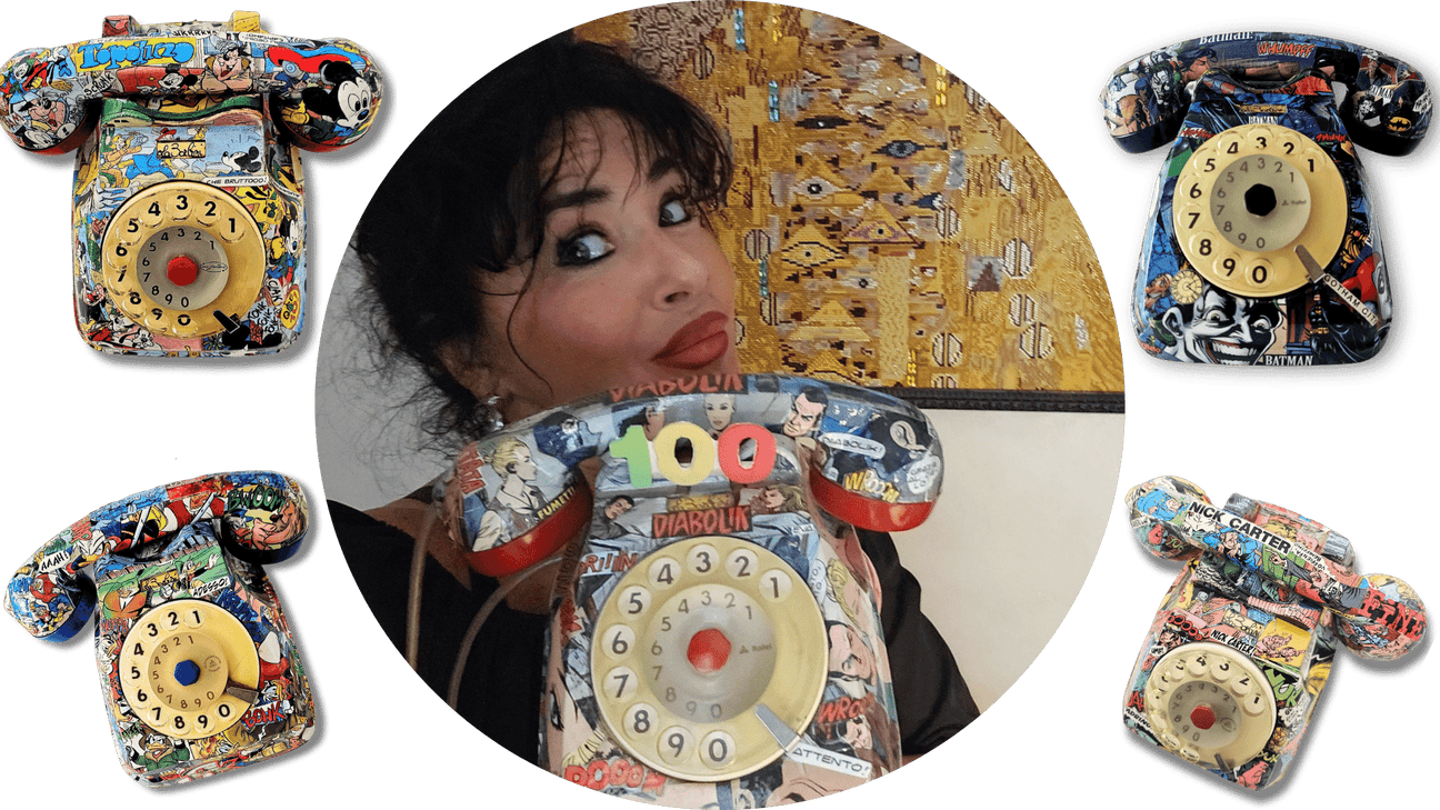 L'artista Laura Barbini posa con uno dei suoi telefoni d'arte unici, ricoperti di fumetti come Topolino e Diabolik. Trasforma oggetti vintage in pezzi di arte pop vibranti e colorati, esemplificando il suo stile distintivo nel riciclo creativo.