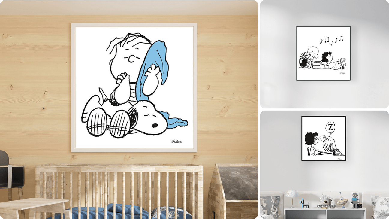 Opere d'arte della collezione Peanuts, incluse rappresentazioni di Snoopy e altri personaggi, appese in vari ambienti domestici, dalla camera dei bambini al soggiorno.