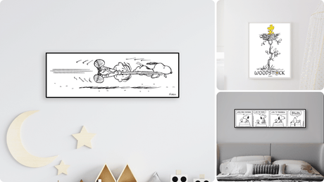 Collezione di strisce a fumetti dei Peanuts appese sulle pareti di una stanza, includendo scene divertenti e riflessive con Snoopy e altri personaggi del fumetto.