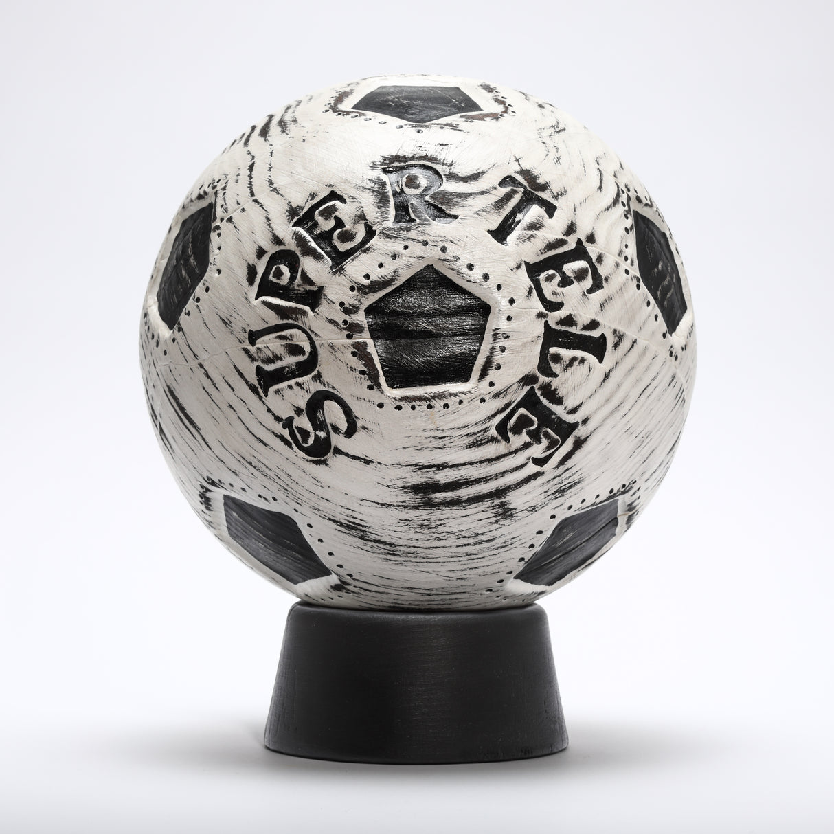 Pallone artistico "SUPERTELE" scolpito in legno e polvere di marmo, edizione limitata firmata e numerata da Johnny Hermann. Icona del calcio anni '70/'80.