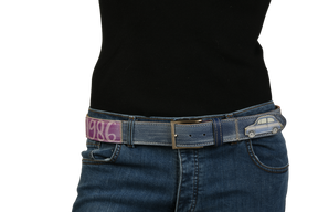 Cintura con auto blu su jeans