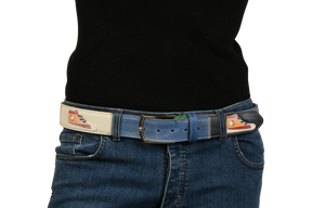 Cintura 'Sneakerhead' indossata, vista laterale