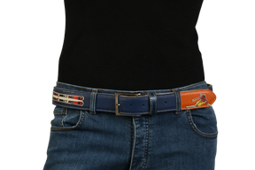 Cintura sportiva blu e arancione indossata su jeans