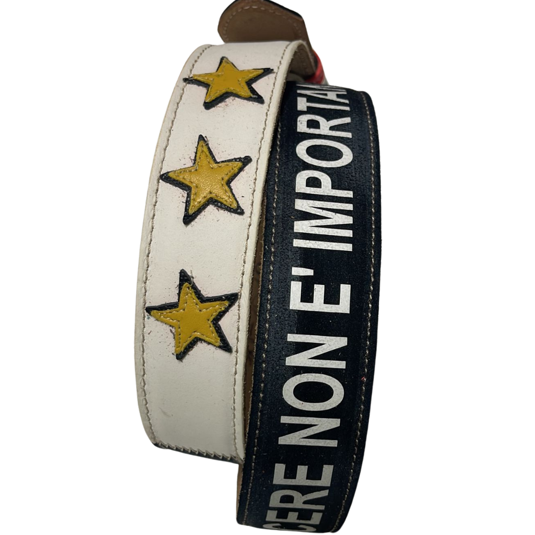 Cintura personalizzata bianconera dedicata alla Juventus con la famosa frase 'Vincere è l'unica cosa che conta" dell'Artista Frankie con fibbia e dettagli del tricolore italiano, disponibili su mycrom.art.