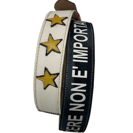 Cintura personalizzata bianconera dedicata alla Juventus con la famosa frase 'Vincere è l'unica cosa che conta" dell'Artista Frankie con fibbia e dettagli del tricolore italiano, disponibili su mycrom.art.