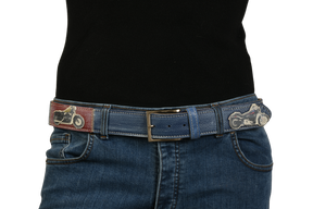 Cintura motociclistica 'Spirit of Speed' su jeans