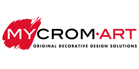 Il LOGO MYCROM.ART, dove MY compare MAIUSCOLO su di uno schizzo di tempera rossa, crom è nera su fondo bianco e art è rossa, dopo un punto centrale che le divide