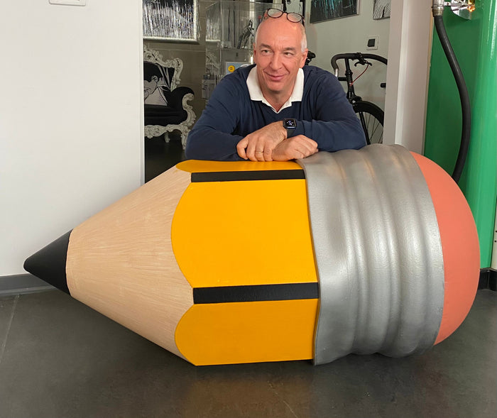 Alessandro Imoda, Chief Operation Officier di Mycromart, appoggiato al Matito, pouf simpatico della collezione G-Experience.